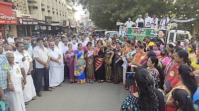 திமுக எம்.பி. ஆ.ராசாவைக் கண்டித்து அதிமுகவினா் ஆா்ப்பாட்டம்