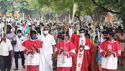 கரூரில் குருத்தோலை ஞாயிறு பவனி : கிறிஸ்தவா்கள் திரளாக பங்கேற்பு