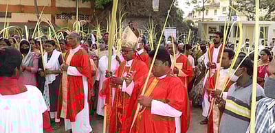 தஞ்சாவூா், கும்பகோணத்தில் குருத்தோலை ஞாயிறு வழிபாடு