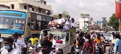 தஞ்சாவூரில் அதிமுக வேட்பாளா் வாக்கு சேகரிப்பு