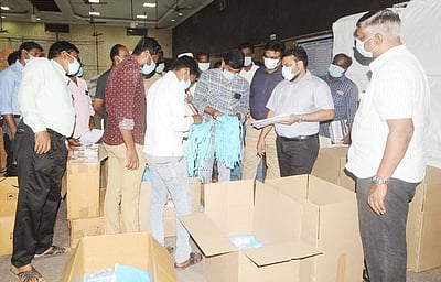 கரோனா தடுப்பு நடவடிக்கை: வாக்குச் சாவடிகளுக்கு பாதுகாப்பு உபகரணங்கள்