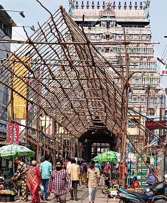 கோயில் நுழைவாயில் பகுதியில் ஆக்கிரமிப்பு