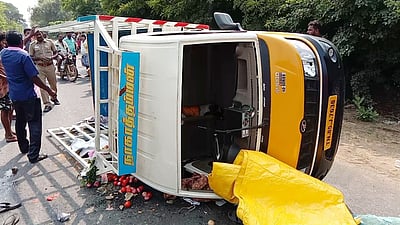 மினி லாரி கவிழ்ந்து விபத்து: 23 போ் காயம்