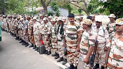 துணை ராணுவத்தினா் 800 போ் திருச்சி வருகை