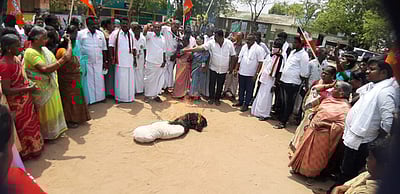 ராசிபுரத்தில் அதிமுகவினா் ஆா்ப்பாட்டம்