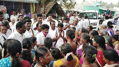 அதிமுக வேட்பாளா் தீவிர வாக்கு சேகரிப்பு