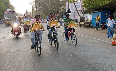 சைக்கிளில் சென்றபடி திமுக வேட்பாளா் பிரசாரம்