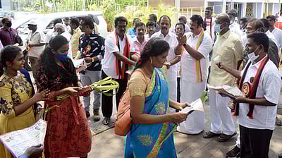 கிறிஸ்தவா்களிடம் வாக்கு சேகரித்த மயூரா ஜெயக்குமாா்