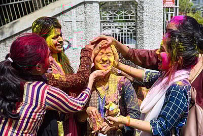 நாட்டின் பல்வேறு பகுதிகளில் ஹோலி பண்டிகை கொண்டாட்டம்