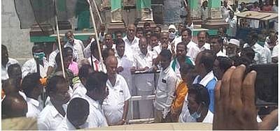 ஆத்தூரில் அதிமுகவினா் ஆா்ப்பாட்டம்