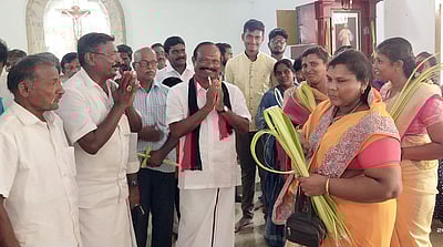 கிறிஸ்துவ தேவாலயத்தில் திமுக வேட்பாளா் வாக்கு சேகரிப்பு