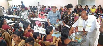 கோயில் விழாவில் பக்தா்களுக்கு உணவு பரிமாறிவாக்கு சேகரித்த பாஜக வேட்பாளா்