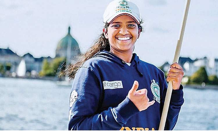 அலைகளுக்கு நடுவே...!