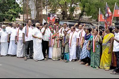 பரமத்தி வேலூரில் அதிமுகவினா் ஆா்ப்பாட்டம்