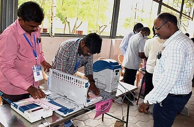 சங்ககிரியில் வாக்குப்பதிவு இயந்திரத்தில் வேட்பாளர்களின் சின்னங்கள் பொருத்தும் பணிகள் தொடக்கம் 