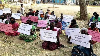 தூத்துக்குடி அருகே கிராம மக்கள் நூதனப் போராட்டம்