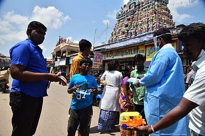 நெல்லையில் கரோனா பாதுகாப்பு ஆடையுடன் வாக்கு சேகரித்த சுயேச்சை வேட்பாளர்