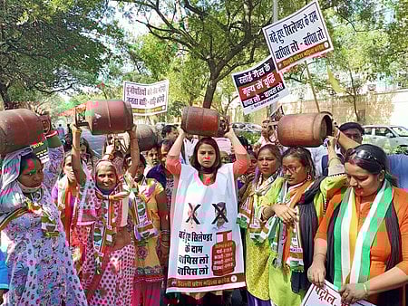 எரிபொருள் விலை உயா்வைக் கண்டித்து தில்லி காங்கிரஸ் ஆா்ப்பாட்டம்