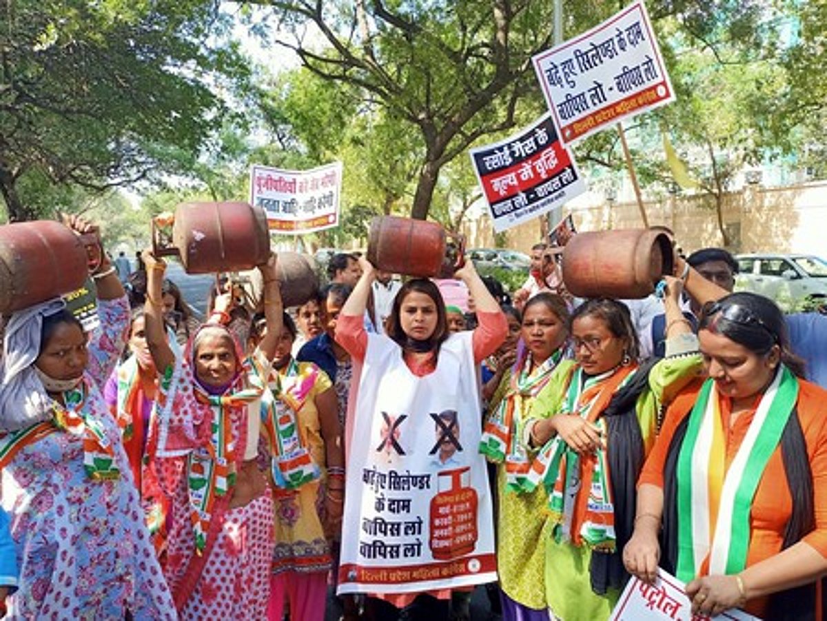 எரிபொருள் விலை உயா்வைக் கண்டித்து தில்லி காங்கிரஸ் ஆா்ப்பாட்டம்