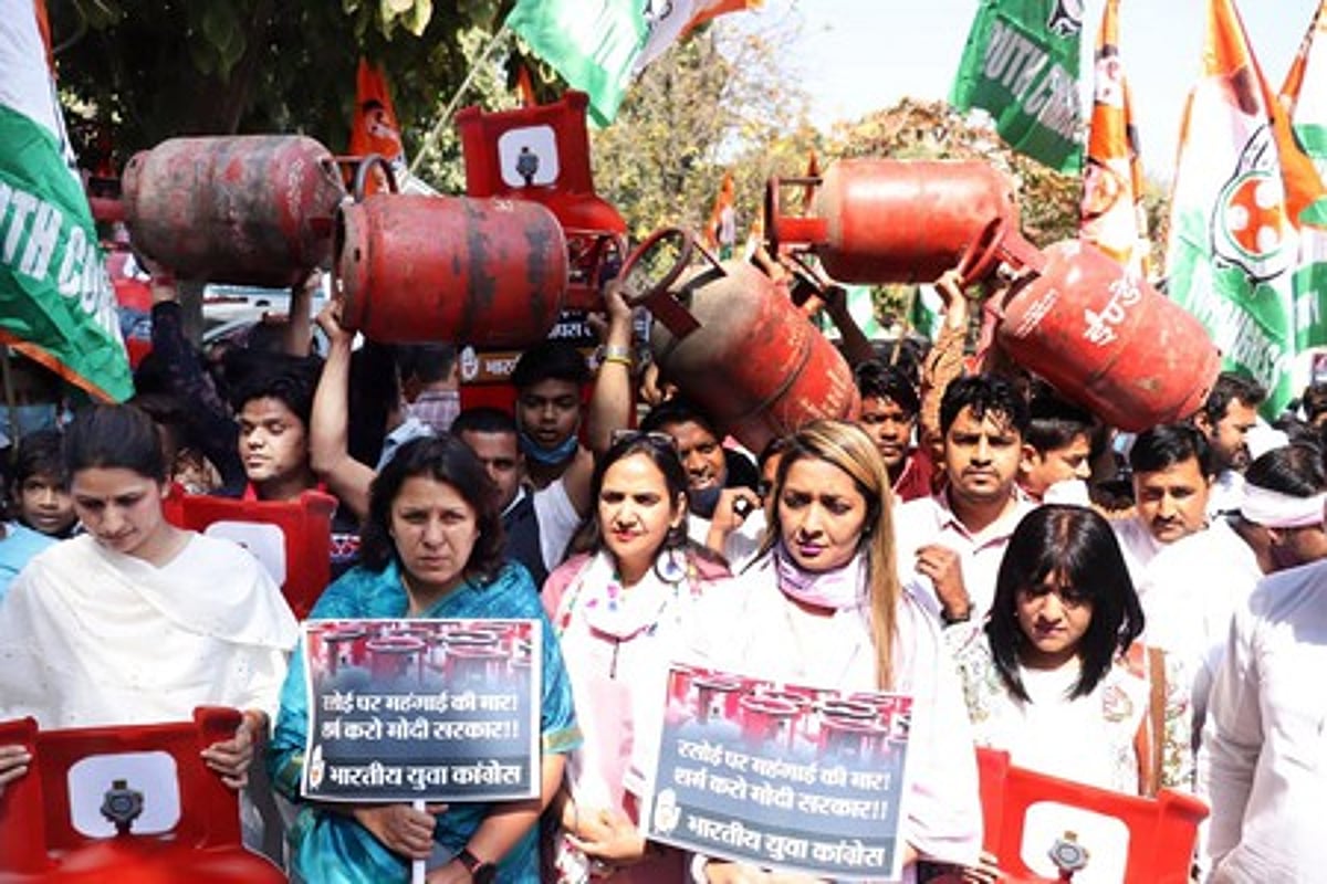 பெட்ரோல், டீசல் விலை உயா்வைக் கண்டித்து இளைஞா் காங்கிரஸாா் ஆா்ப்பாட்டம்