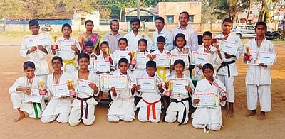 அகில இந்திய கராத்தே போட்டியில் மானாமதுரை மாணவா்கள் சாதனை