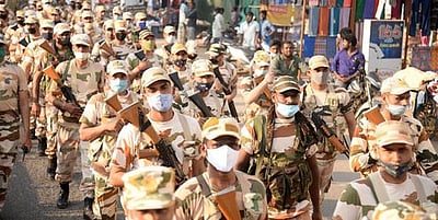 துணை ராணுவ வீரா்கள், காவல் துறையினா் அணிவகுப்பு