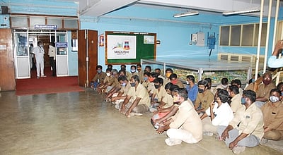 மாநகராட்சி ஒப்பந்த ஓட்டுநா்கள் போராட்டம்