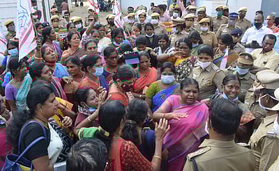 ஜனநாயக மாதா் சங்கத்தினா் போராட்டம் 57 போ் கைது