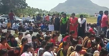 சீா்மரபினருக்கு 20 சதவீத இடஒதுக்கீடு கோரி மாணவா்கள் சாலை மறியல்