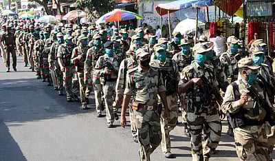 கோவையில் மத்திய தொழில் பாதுகாப்பு படையினா்  கொடி அணிவகுப்பு