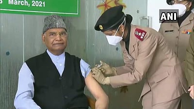 கரோனா தடுப்பூசி போட்டுக்கொண்டார் குடியரசுத் தலைவர்