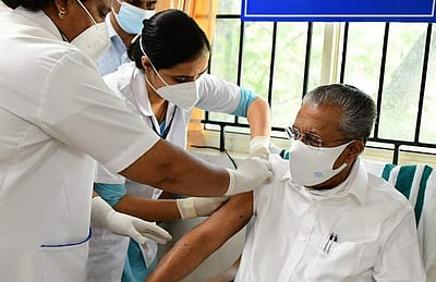 கரோனா தடுப்பூசி போட்டுக்கொண்டார் கேரள முதல்வர்