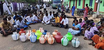 கொள்ளிடம் கூட்டுக் குடிநீர் பிரச்னை: கோடியக்காடு கிராமத்தினர் சாலை மறியல்