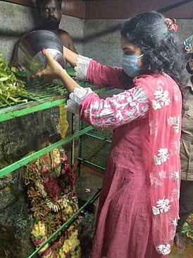 பவானி செல்லியாண்டியம்மன் கோயிலில் பக்தா்கள் சிறப்பு வழிபாடு