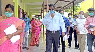 பவானியில் வாக்குச் சாவடிகளில் ஆட்சியா் ஆய்வு