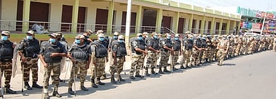 திண்டுக்கல்லில் துணை ராணுவப் படையினா் கொடி அணிவகுப்பு