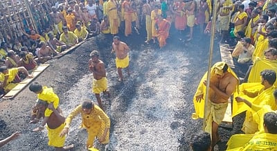 நத்தம் மாரியம்மன் கோயில் மாசித் திருவிழா: 10 ஆயிரம் பக்தா்கள் பூக்குழி இறங்கி நோ்த்திக்கடன்