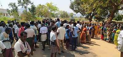 ஆண்டிபட்டி அருகே கூலி தொழிலாளி அடித்துக் கொலை: உறவினா்கள் சாலை மறியல்