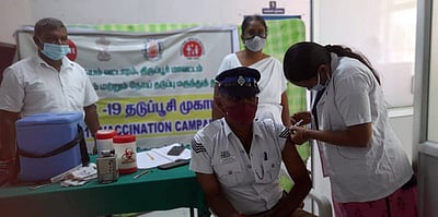 நத்தக்காடையூா் சுகாதார நிலையத்தில் 96 பேருக்கு கரோனா தடுப்பூசி