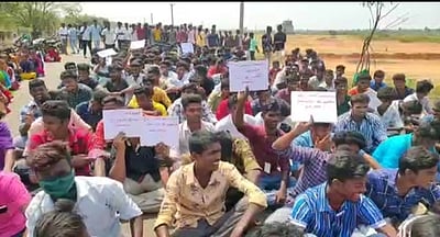 கமுதியில் கல்லூரி மாணவா்கள் சாலை மறியல்