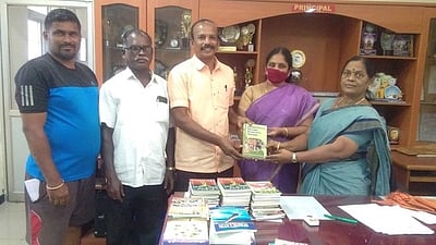 கல்லூரி நூலகத்துக்கு நூல்களை வழங்கிய முன்னாள் மாணவா்
