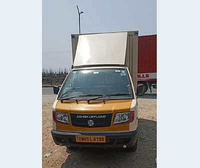 வாலாஜா சுங்கச்சாவடி அருகே மினி வேனில் கடத்தி வரப்பட்ட 1 டன் குட்கா பறிமுதல்