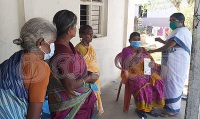 தம்மம்பட்டி: கரோனா தடுப்பூசியை பொதுமக்கள், ஆசிரியர்கள் ஆர்வமாக போட்டுக் கொள்ளத் தொடங்கியுள்ளனர்