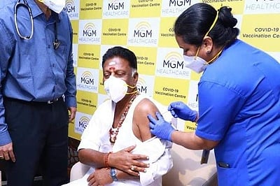 கரோனா தடுப்பூசி போட்டுக்கொண்டார் ஓ.பன்னீர்செல்வம்