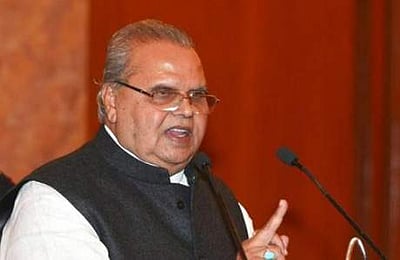 கரோனா தடுப்பூசி செலுத்திக் கொண்ட மேகாலயா ஆளுநர்