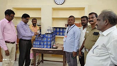 சீர்காழியில் உரிய ஆவணங்களின்றி எடுத்துச் செல்லப்பட்ட வெள்ளி சுவாமி சிலைகள் பறிமுதல் 