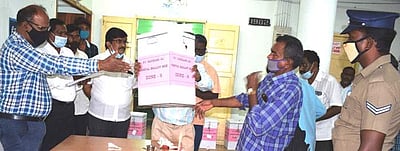 முதன்முறையாக சங்ககிரி தொகுதியில் நகரும் தபால் வாக்கு பெட்டிகள் மூலம் வாக்குப்பதிவு தொடக்கம் 