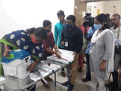 நாமக்கல்: வாக்குப்பதிவு இயந்திரங்களில் வேட்பாளர் பெயர், சின்னங்கள் பொருத்தும் பணி தொடக்கம்