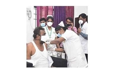 கரோனா தடுப்பூசி செலுத்திக் கொண்டாா் அமைச்சர் வேலுமணி