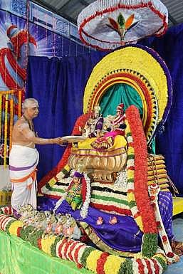 கபில தீா்த்தம் சிவன் கோயில் பிரம்மோற்சவம்: சூரிய பிரபை வாகனத்தில் சோமாஸ்கந்தா்
